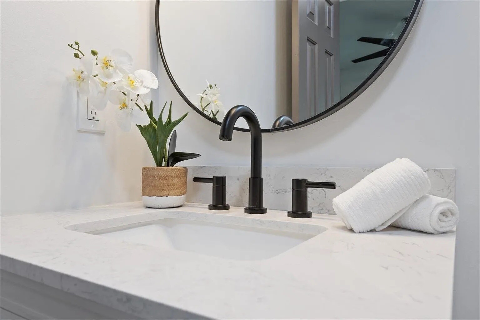 Building Photo - 723 Riverview Dr