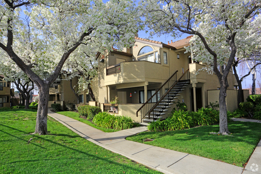 Primary Photo - Oak Hills Apartments