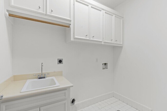 Building Photo - Live Near Memorial Park! Spacious 3BR with...