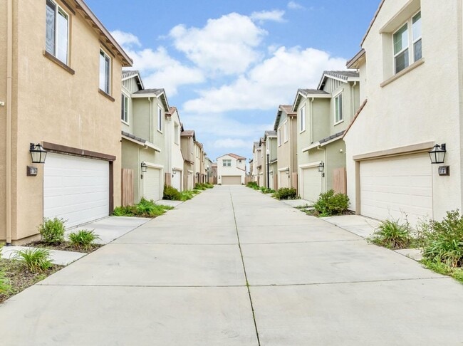 Building Photo - Beautiful 2019 Built 3 bedrooms 2.5 bath!