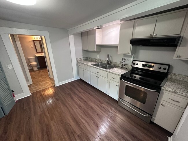 Building Photo - 3 Bedrooms, 1 Bathroom - North Rome House