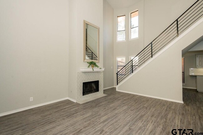 Building Photo - 5911 Hollytree Dr