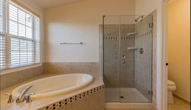 Building Photo - Stunning 3 Level, 3 Bed 3.5 Bath Townhome ...