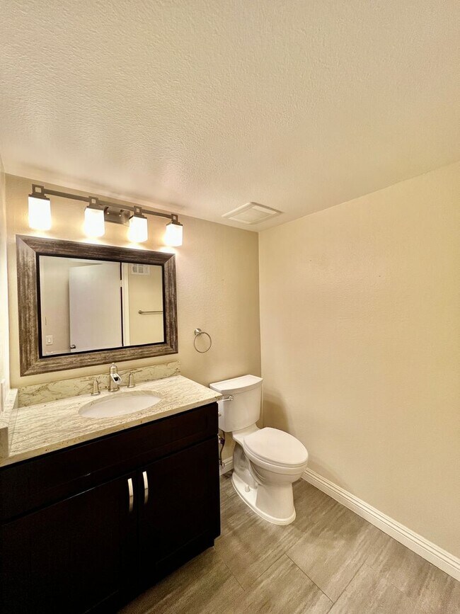 Building Photo - Beautiful 3B/2.5BA W/ Attached 2 Car Garage & W/D in La Jolla!