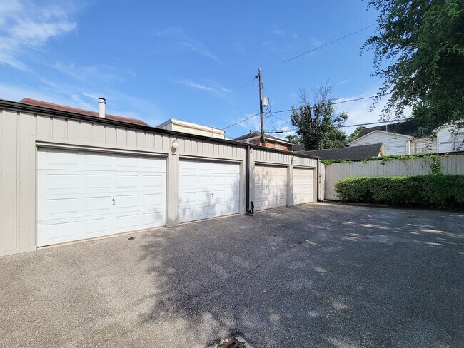 Building Photo - Stylish Townhouse in Prime Location – Walk...