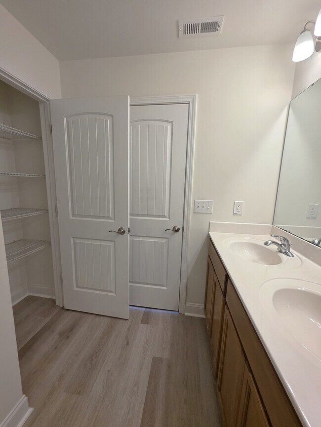 Building Photo - Great 3 bed Townhouse with 1 car garage!