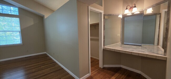 Building Photo - 572 W Jamison Pl