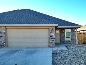 Building Photo - Recently Built 3/2/2 Duplex in Northwest L...
