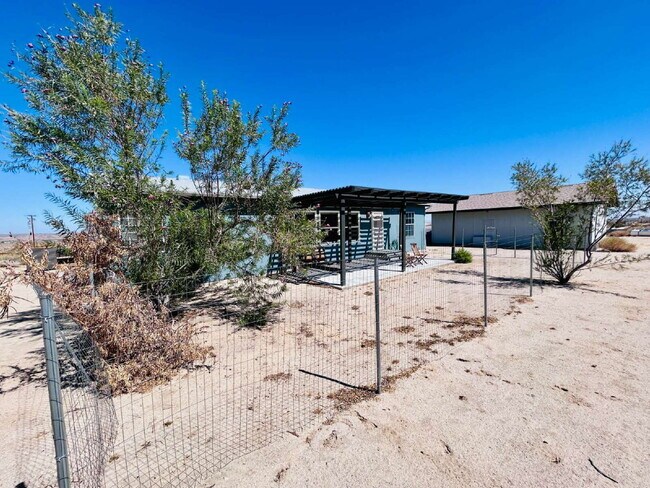 Building Photo - Updated 3 bd, 2 ba on 1.98 Acres with Hot Tub!