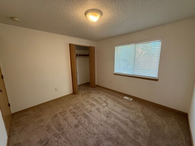 Building Photo - 3 Bed, 2 Bath with Garage, W/D, and Fenced...