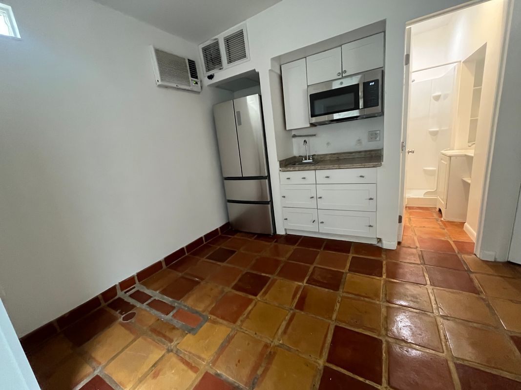 Building Photo - 1001 SE 2nd Ct