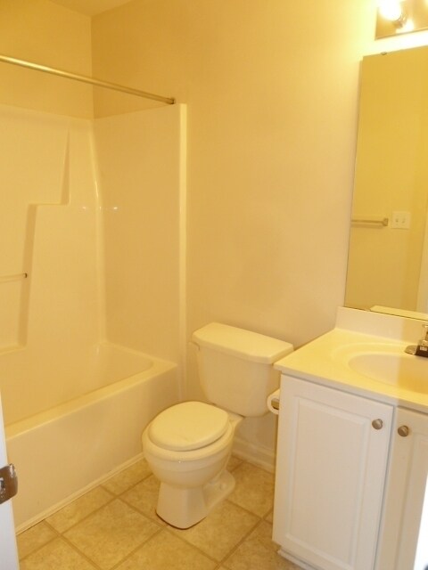 Building Photo - Updated 2 bedroom in fantastic location near Duke Med Center, on busline & convenient to many loc...