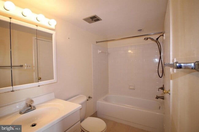 Building Photo - 7401 Westlake Terrace