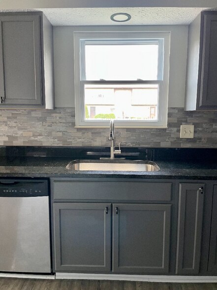 Building Photo - 3828 Longton Dr