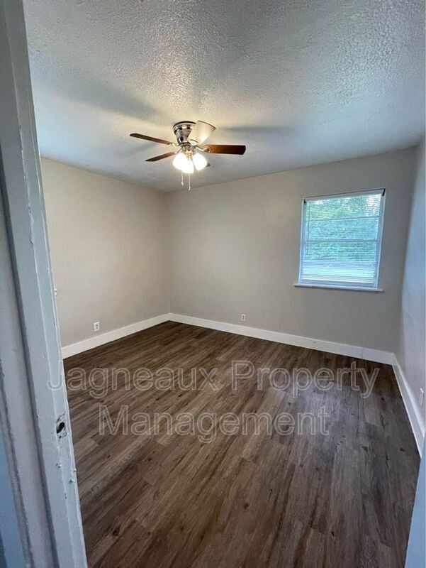 Building Photo - 1205 Sunset Dr