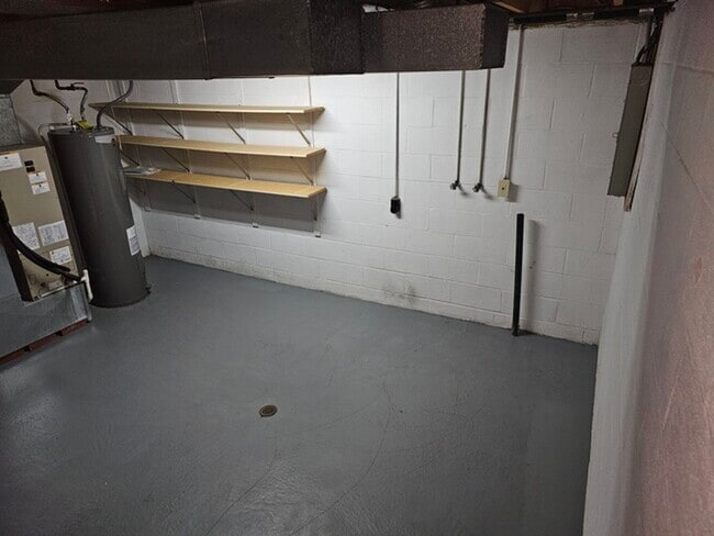 Building Photo - Large Two Bedroom Townhouse with Garage in...