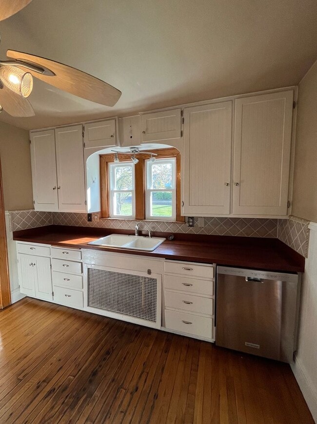 Building Photo - 3BR Home with Large Yard & Extra Storage