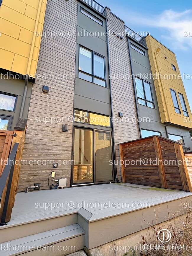 Building Photo - "Spacious 3-Bed Townhouse with Scenic Views in Seattle's Desirable Magnolia Neighborhood!"