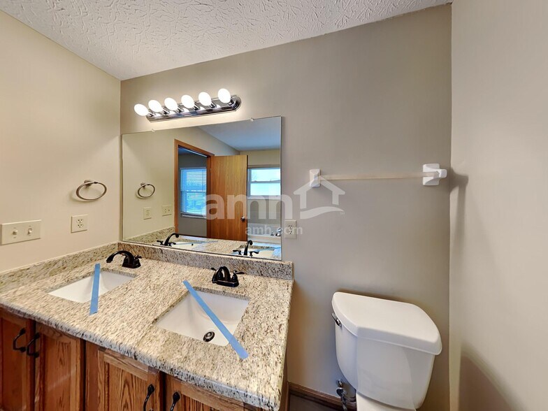 Building Photo - 254 Oxford Dr SW