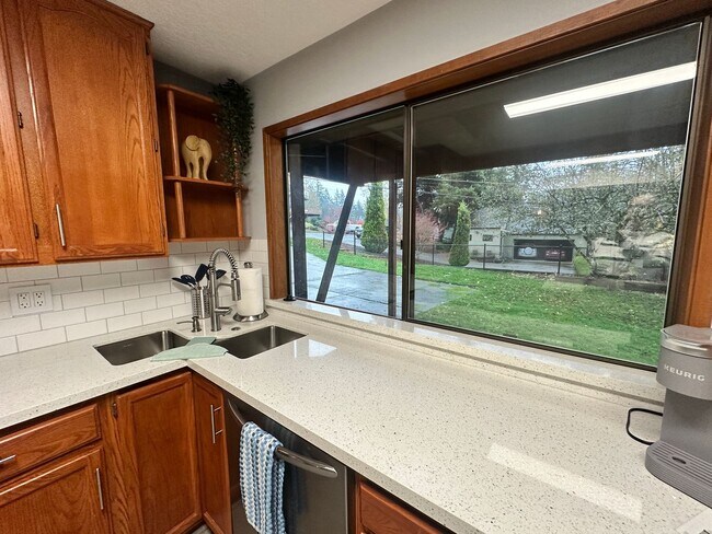 Building Photo - Super Comfortable Furnished Short term rental