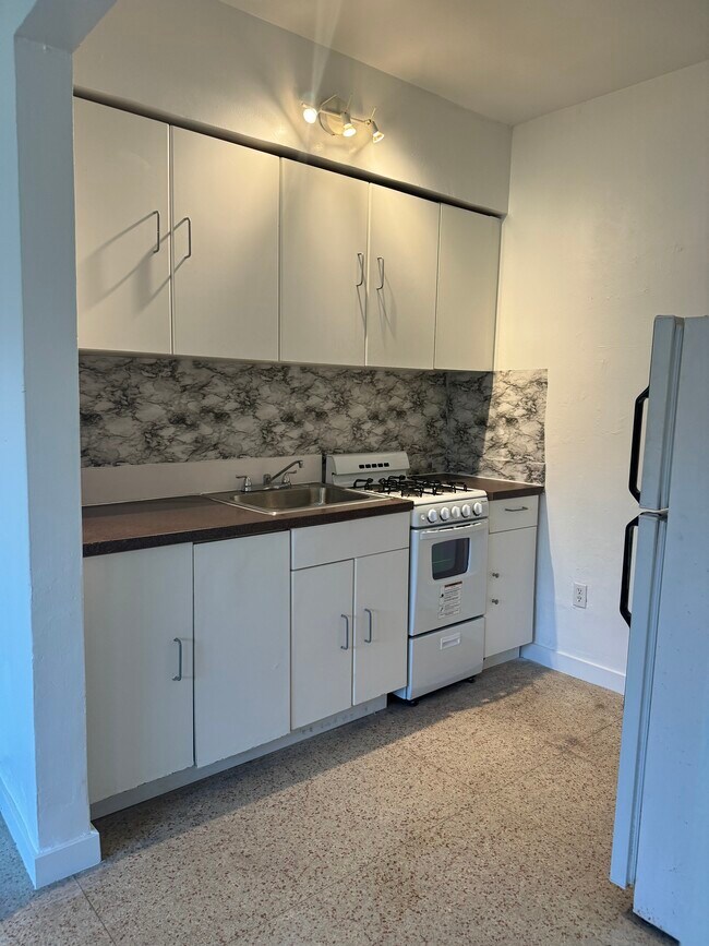 Building Photo - 2170 Bay Dr