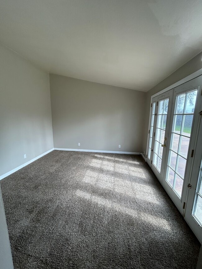 Building Photo - Updated in North Hanford