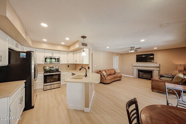 Building Photo - 5440 W Beryl Ave