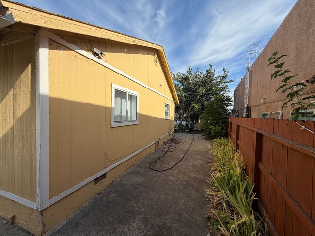 Building Photo - 1528 Los Robles Blvd