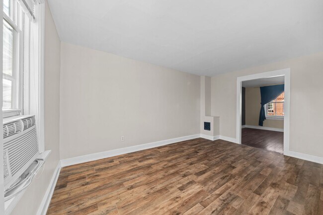 Building Photo - Spacious 4 Bedroom on Cumberland St