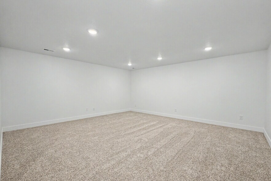 Building Photo - 1326 Heights Ct