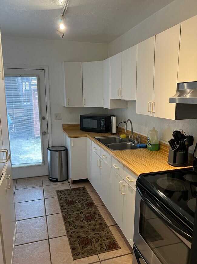 Building Photo - 2401 S Mellonville Ave