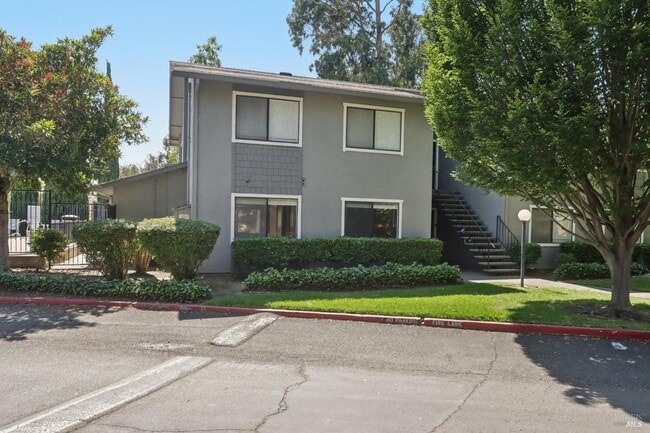 Building Photo - 900 Cambridge Dr