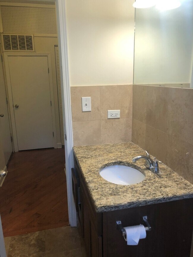 Building Photo - 1533 W Hollywood Ave