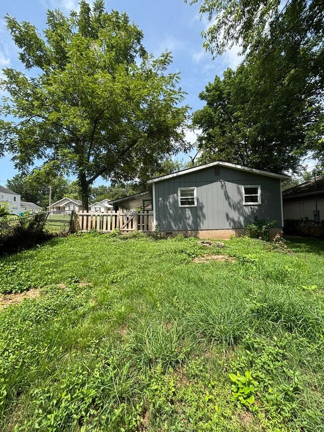 Building Photo - Rent this Beautiful 2 Bedroom 1 Bath Home