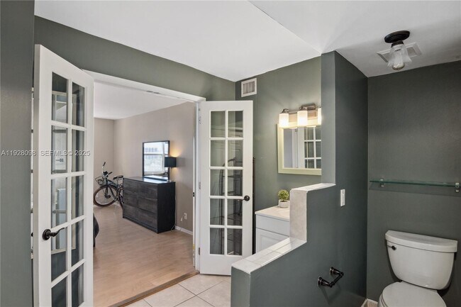 Building Photo - 401 Golden Isles Dr