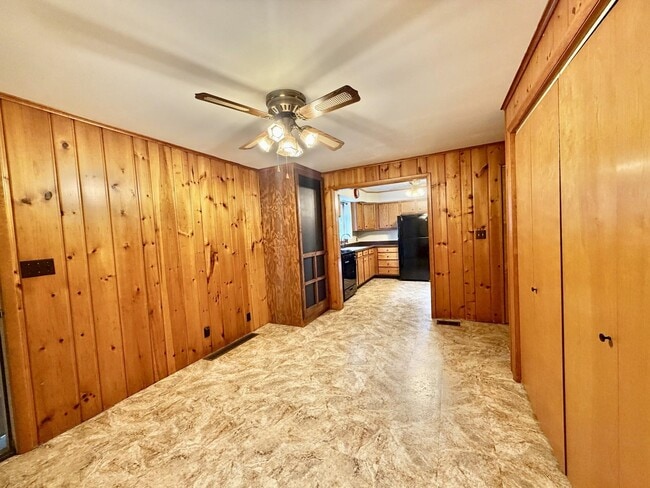 Building Photo - 415 W Locust St