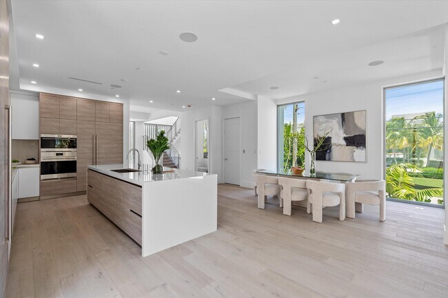 Building Photo - 1070 Del Harbour Dr