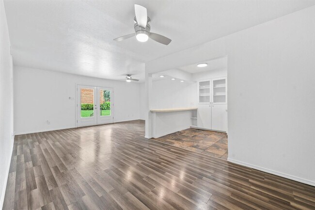 Building Photo - 4002 Ridglea Country Club Dr