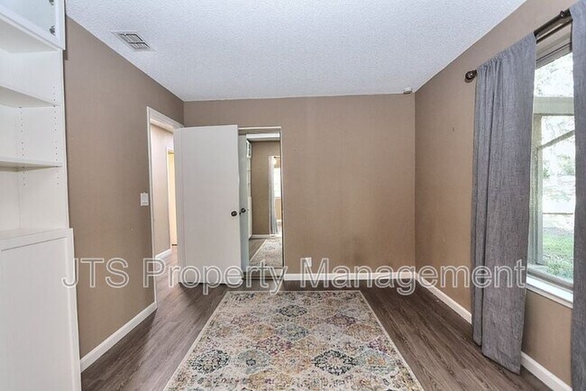 Building Photo - 6913 Navarro Ct
