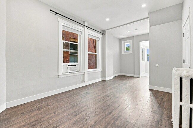 Building Photo - $1,620.95 with $300 off the first month rent, 1 Bed - 1 Bath, Condo in Denver with All Utilities ...