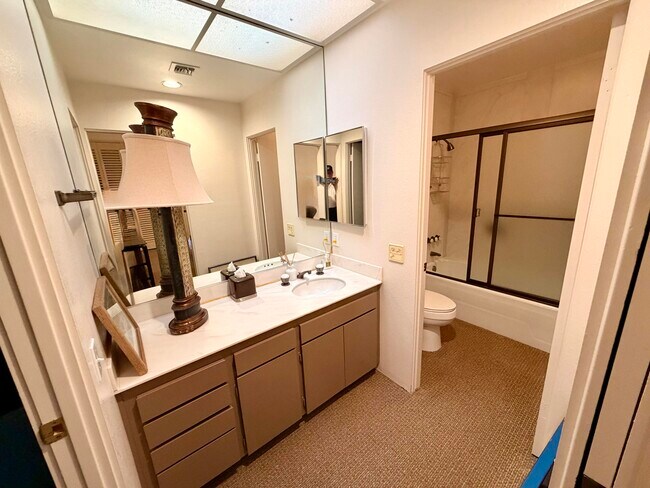 Building Photo - 714 Inverness Dr