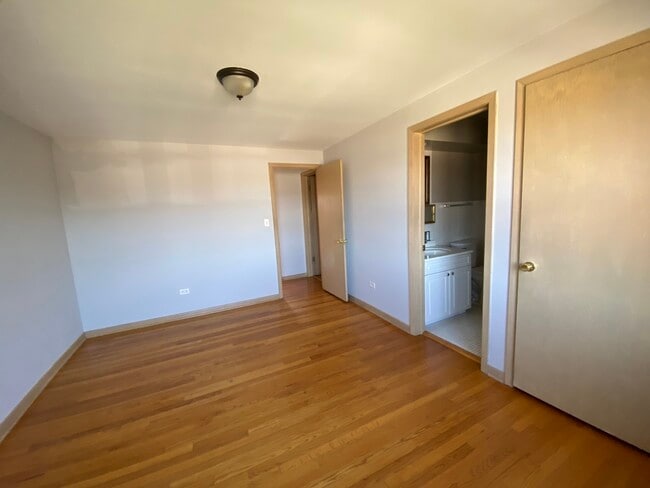 Building Photo - 6441 W Higgins Ave