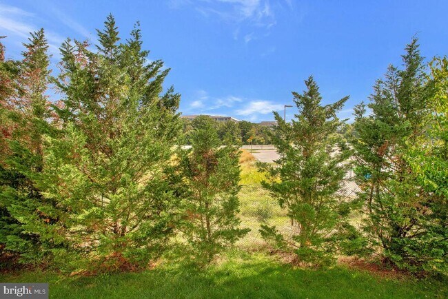 Building Photo - 7641 Fairbrook Rd