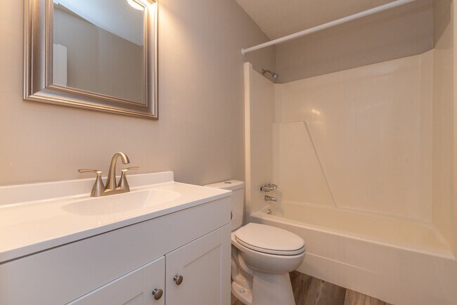 Building Photo - Updated 2 Bed/1 Bath Duplex Available for Rent Now!