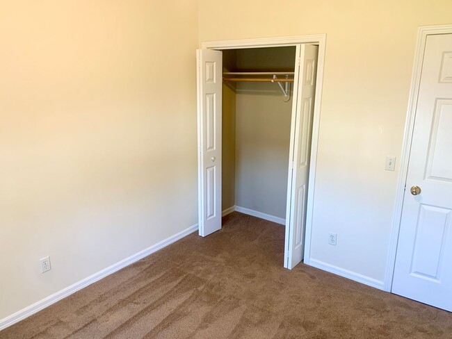 Building Photo - Beautiful 3 bed 2 bath condo on the west end!