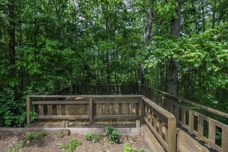 Building Photo - 1331 Vine Cir