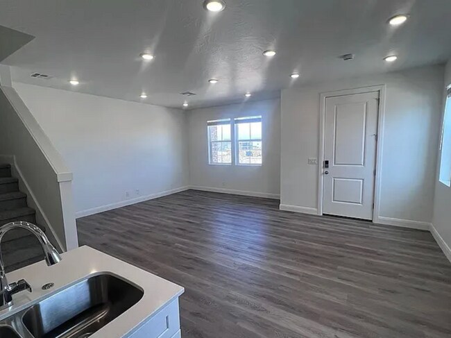 Building Photo - 491 W Bronze Ridge PI