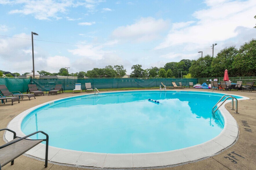 Private Swimming Pool - 20333 Detroit Rd