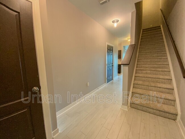 Building Photo - 421 Twin Lakes Ln