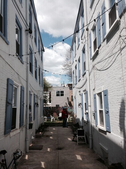 Building Photo - 421 Moyer St